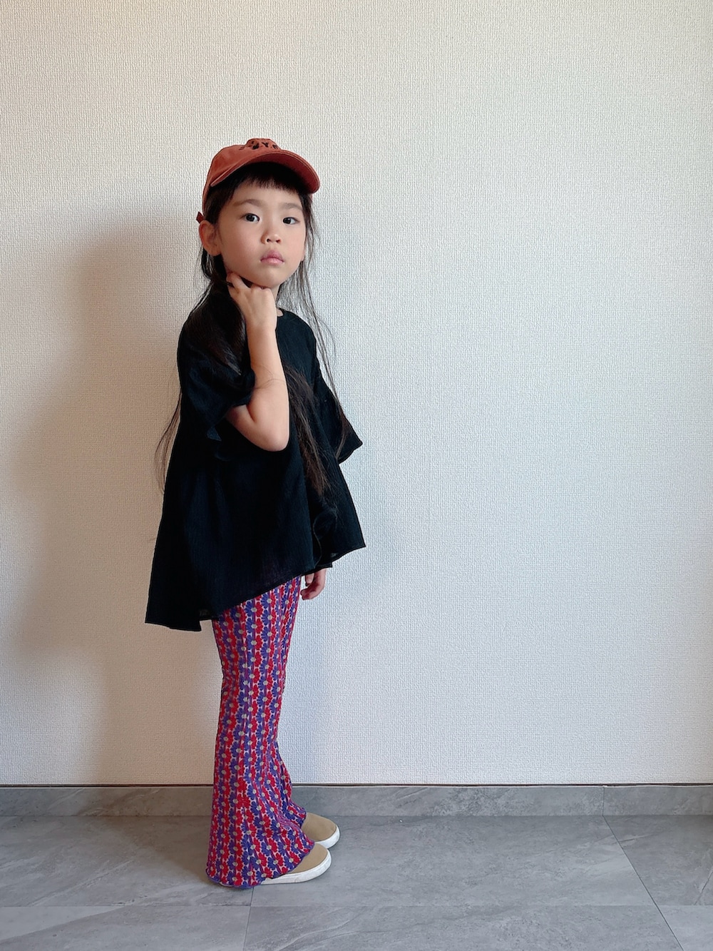 ブラック系のシャツ/ブラウス、レッド系のその他パンツを着用したキッズの夏コーディネートの2枚目の写真