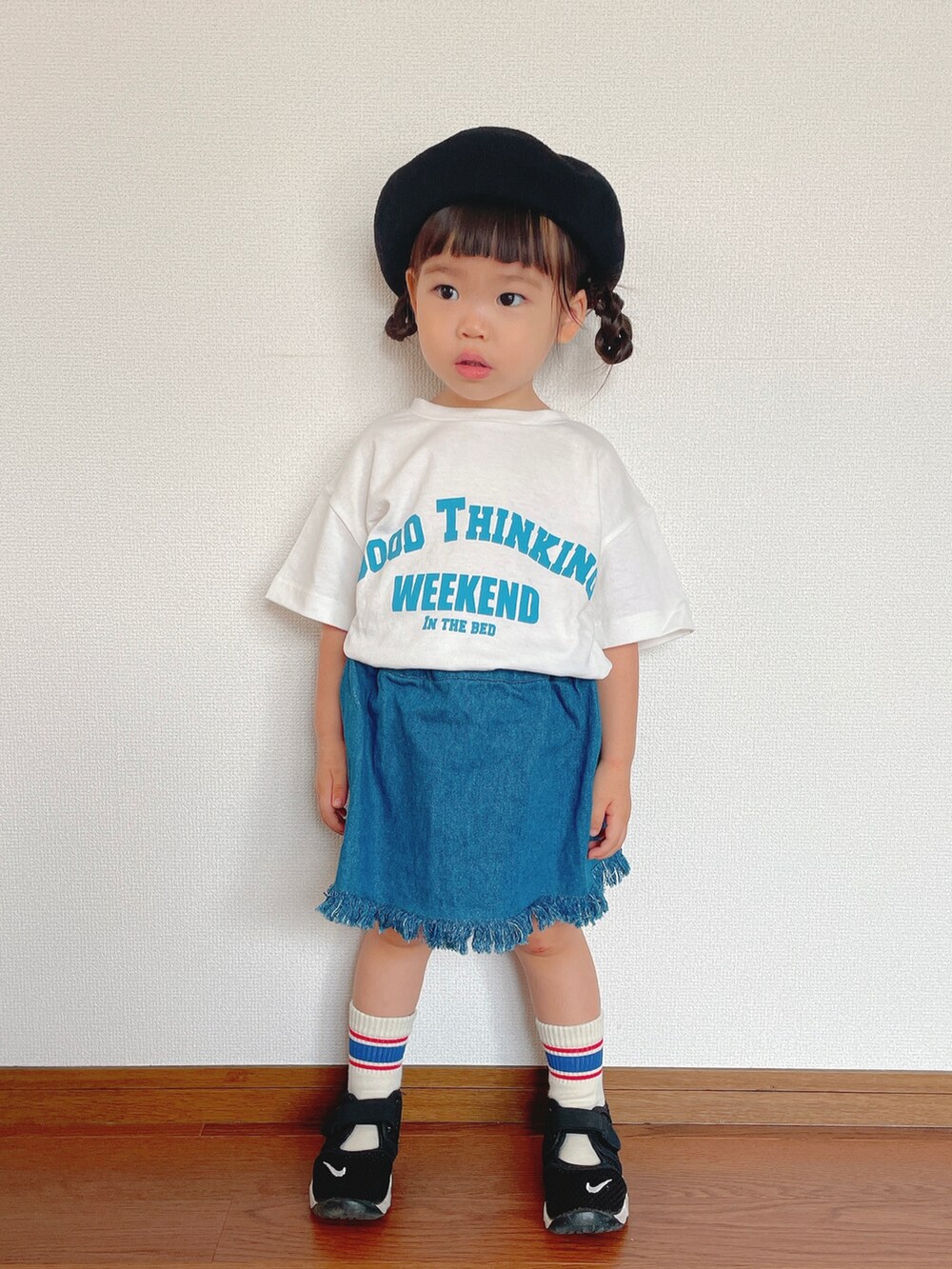 ホワイト系のTシャツ/カットソー、ブルー系のデニムスカート、ブラック系のスニーカーを着用したキッズの夏コーディネートの2枚目の写真