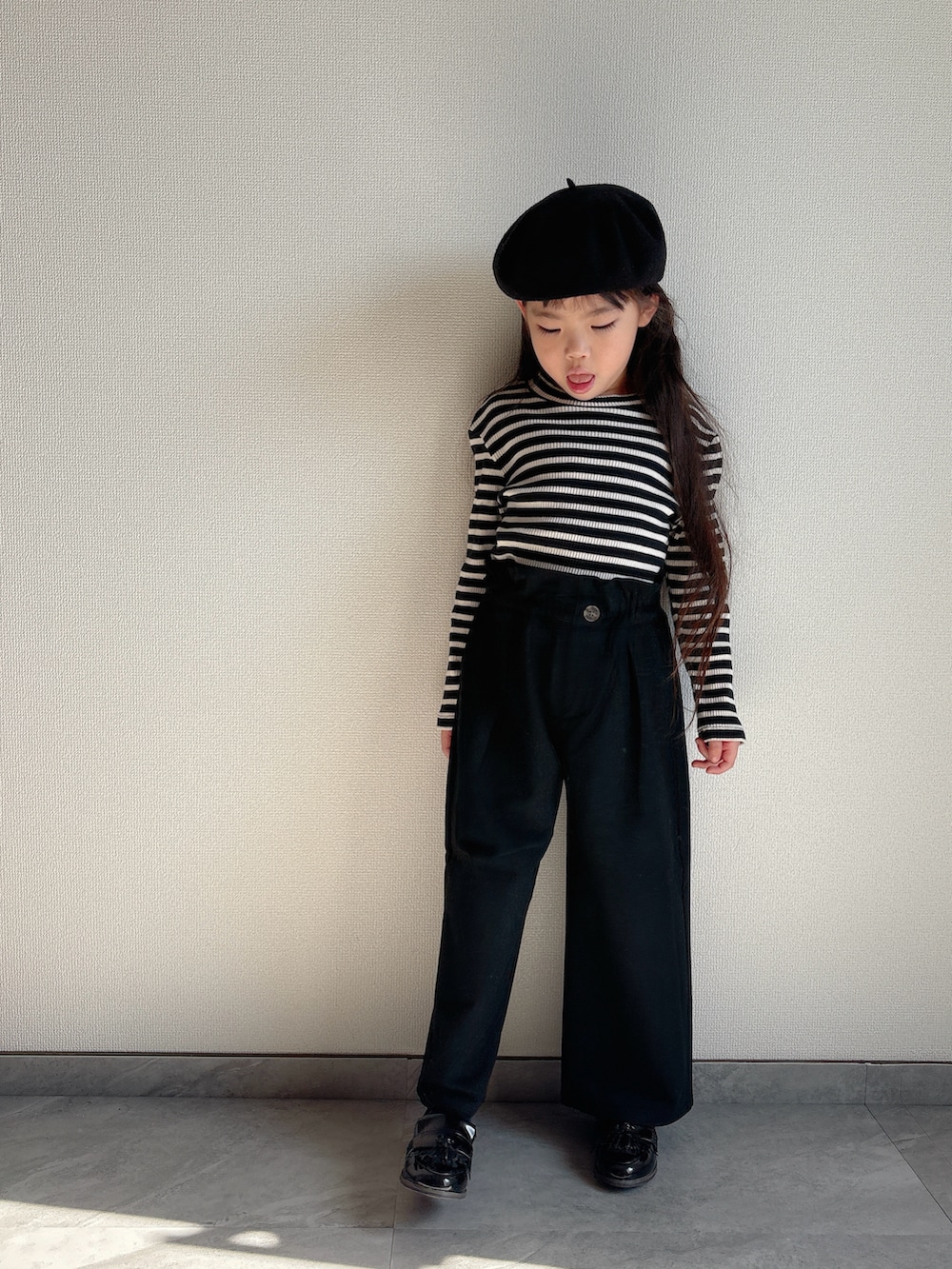 その他のTシャツ/カットソー、ブラック系のローファー、ブラウン系のブルゾンを着用したキッズの冬コーディネートの2枚目の写真