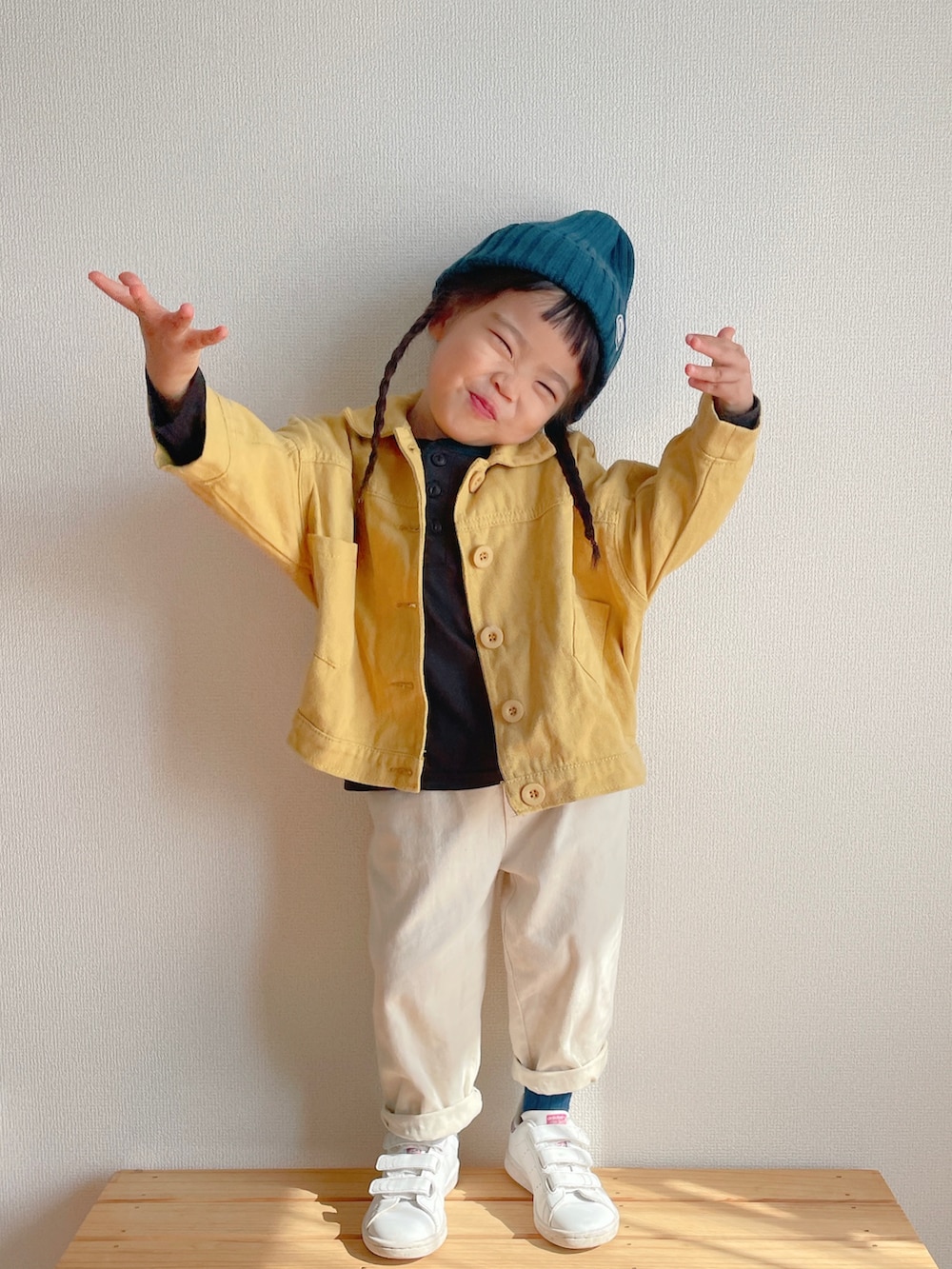 「ニット帽、ジャケット、韓国子供服、スニーカーコーデ、白スニーカー、カジュアルコーデ、冬コーデ、タックイン、デニム、ワイドパンツ、ジャケットスタイル、シンプルコーデ」|「B:MING by BEAMSのB:MING by BEAMS / リブ ワッチキャップ(2~7才)(ニットキャップ/ビーニー、ブルー系)」を使った、ふうさん(キッズ・90cm)の冬コーディネートの2枚目の写真