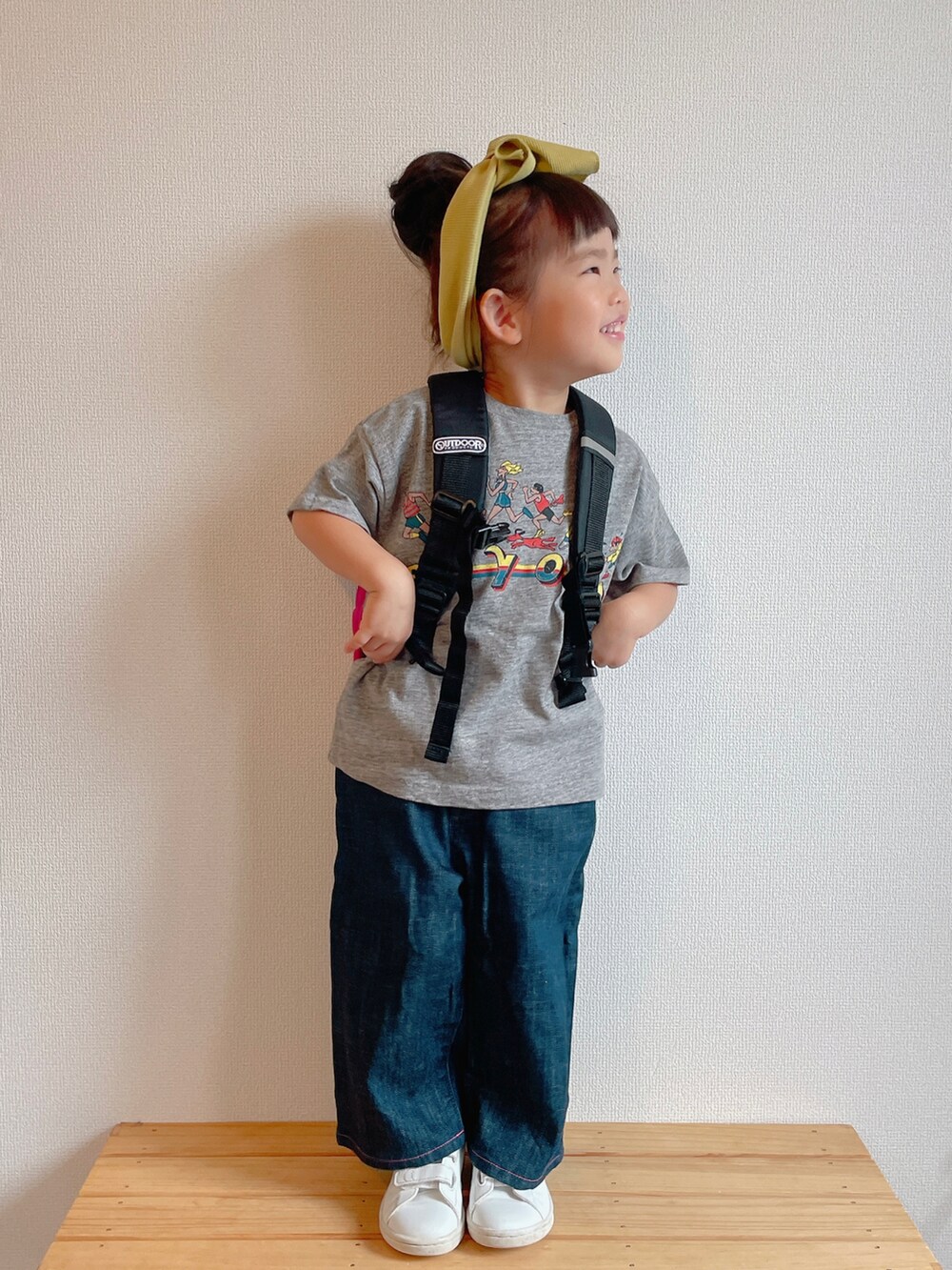 グレー系のTシャツ/カットソー、ブルー系のデニムパンツ、ホワイト系のスニーカーを着用したキッズの春コーディネートの2枚目の写真