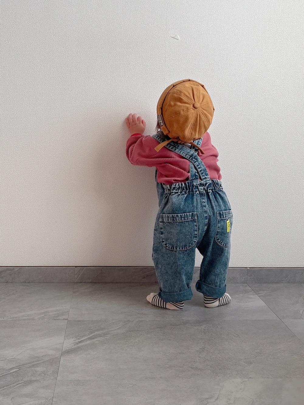 ピンク系のTシャツ/カットソー、ブルー系のサロペット/オーバーオールを着用したキッズの冬コーディネートの3枚目の写真