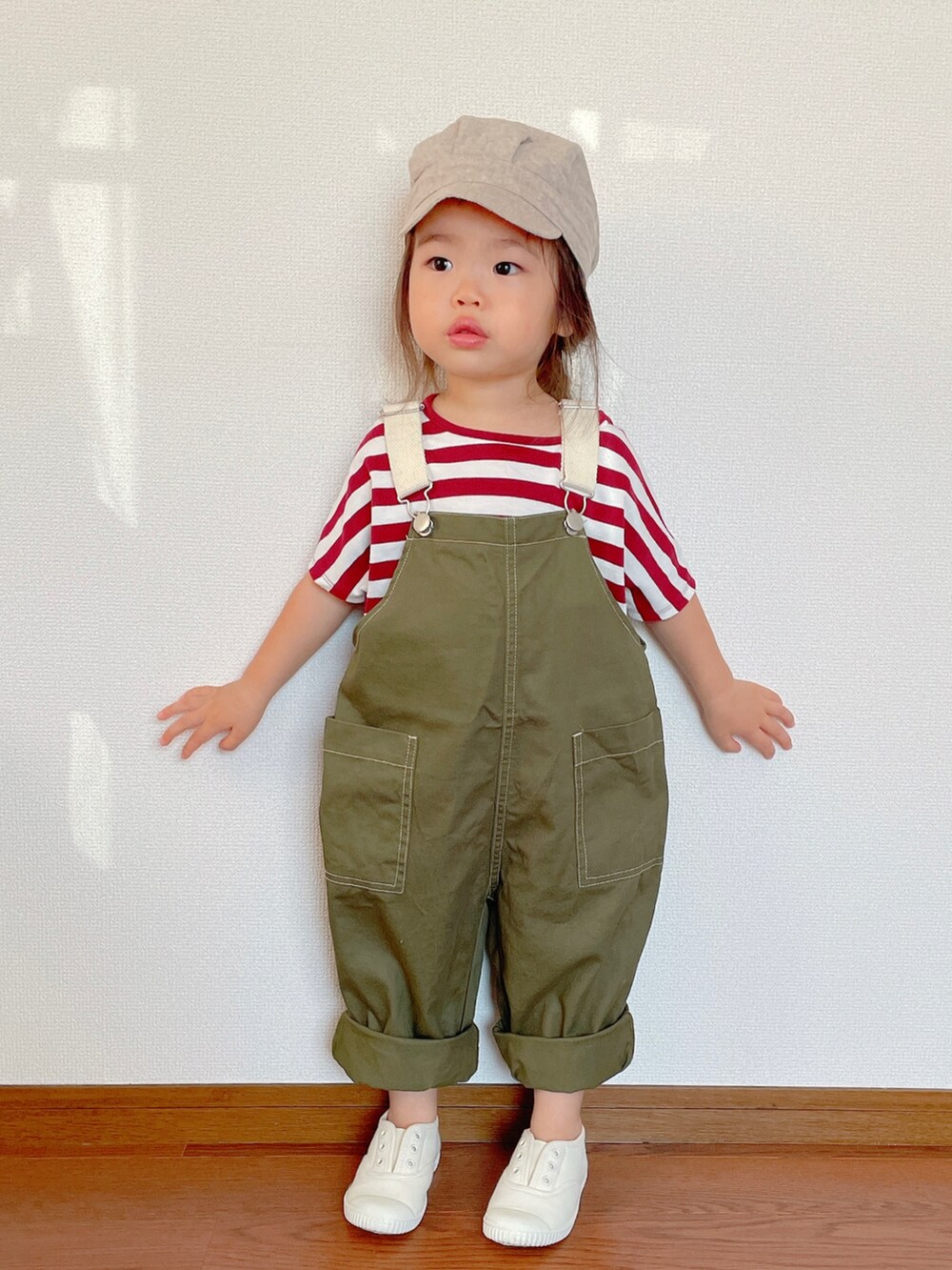 レッド系のTシャツ/カットソー、グリーン系のサロペット/オーバーオール、ホワイト系のスリッポンを着用したキッズの夏コーディネートの2枚目の写真