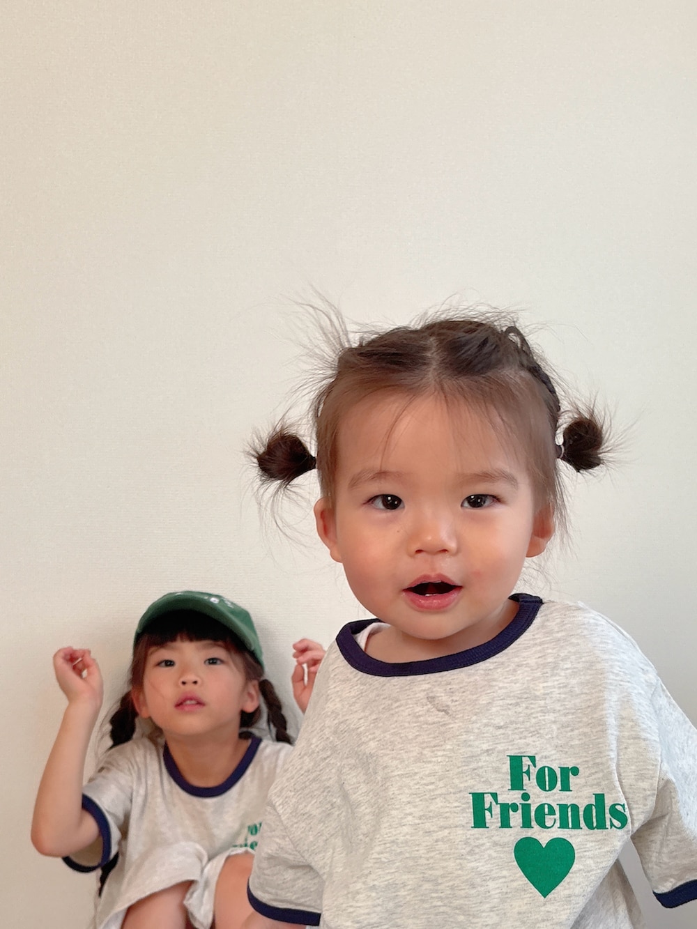 ホワイト系のTシャツ/カットソー、ホワイト系のワンピースを着用したキッズの夏コーディネートの5枚目の写真