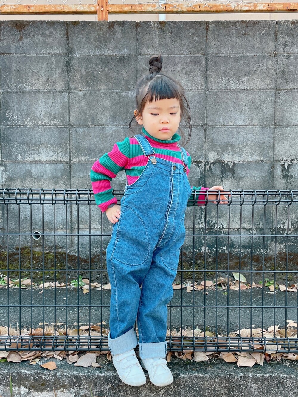 ホワイト系のその他アウター、ピンク系のニット/セーター、ブルー系のサロペット/オーバーオールを着用したキッズの冬コーディネートの2枚目の写真