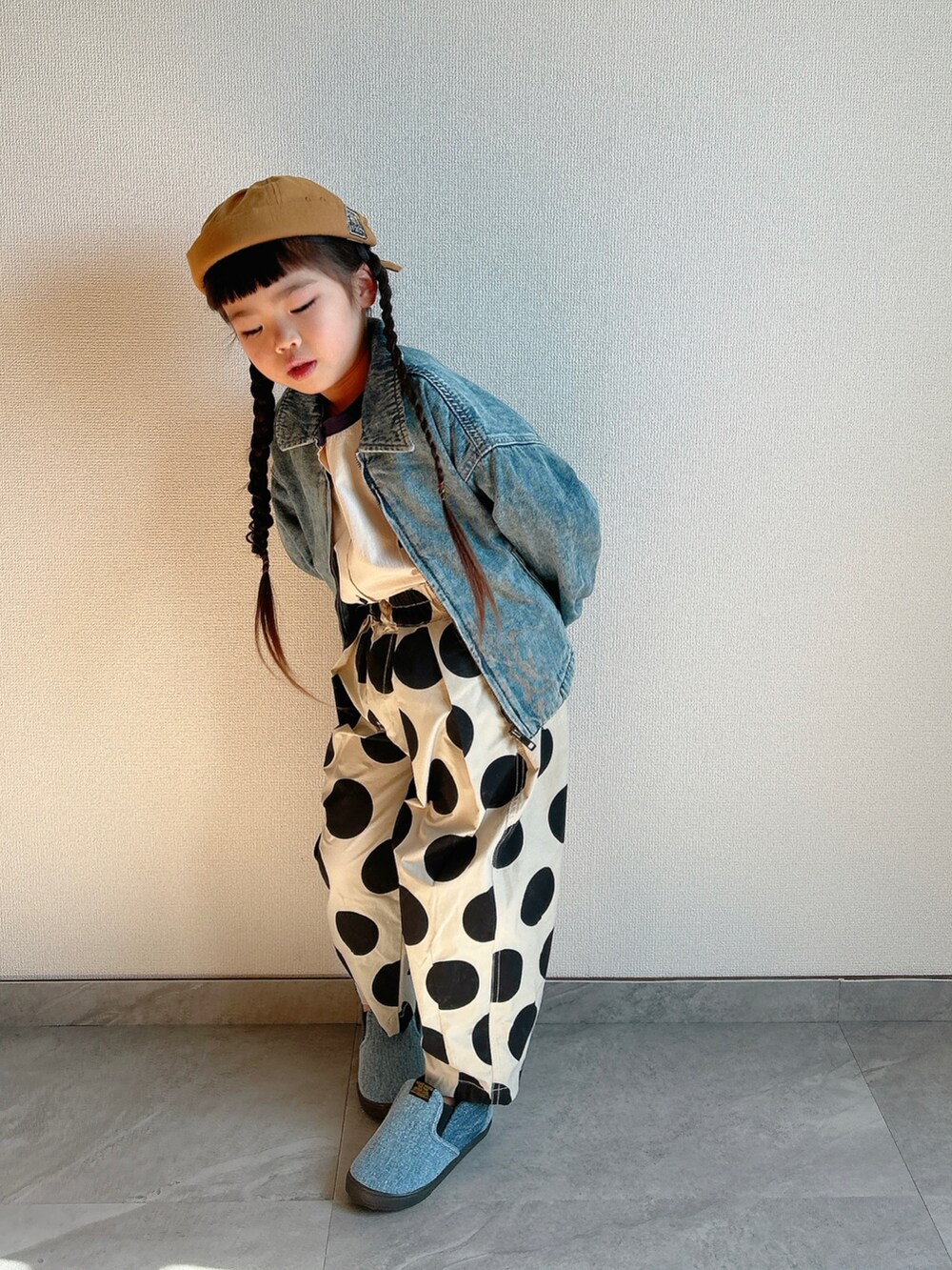 ブルー系のデニムジャケット、ベージュ系のシャツ/ブラウス、ベージュ系のその他パンツを着用したキッズの冬コーディネートの3枚目の写真