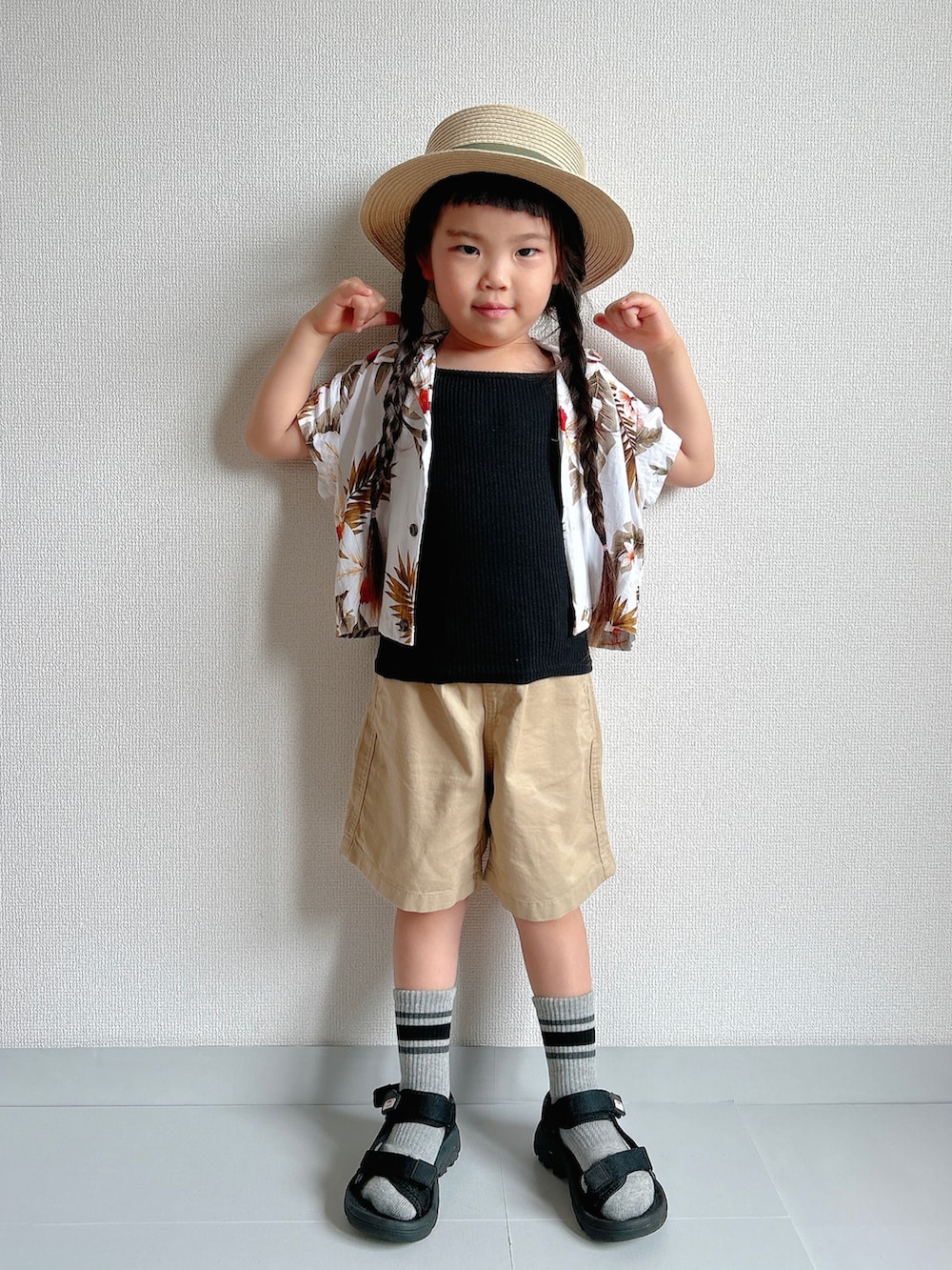 その他のシャツ/ブラウス、ブラック系のタンクトップ、ベージュ系のパンツを着用したキッズの夏コーディネートの3枚目の写真