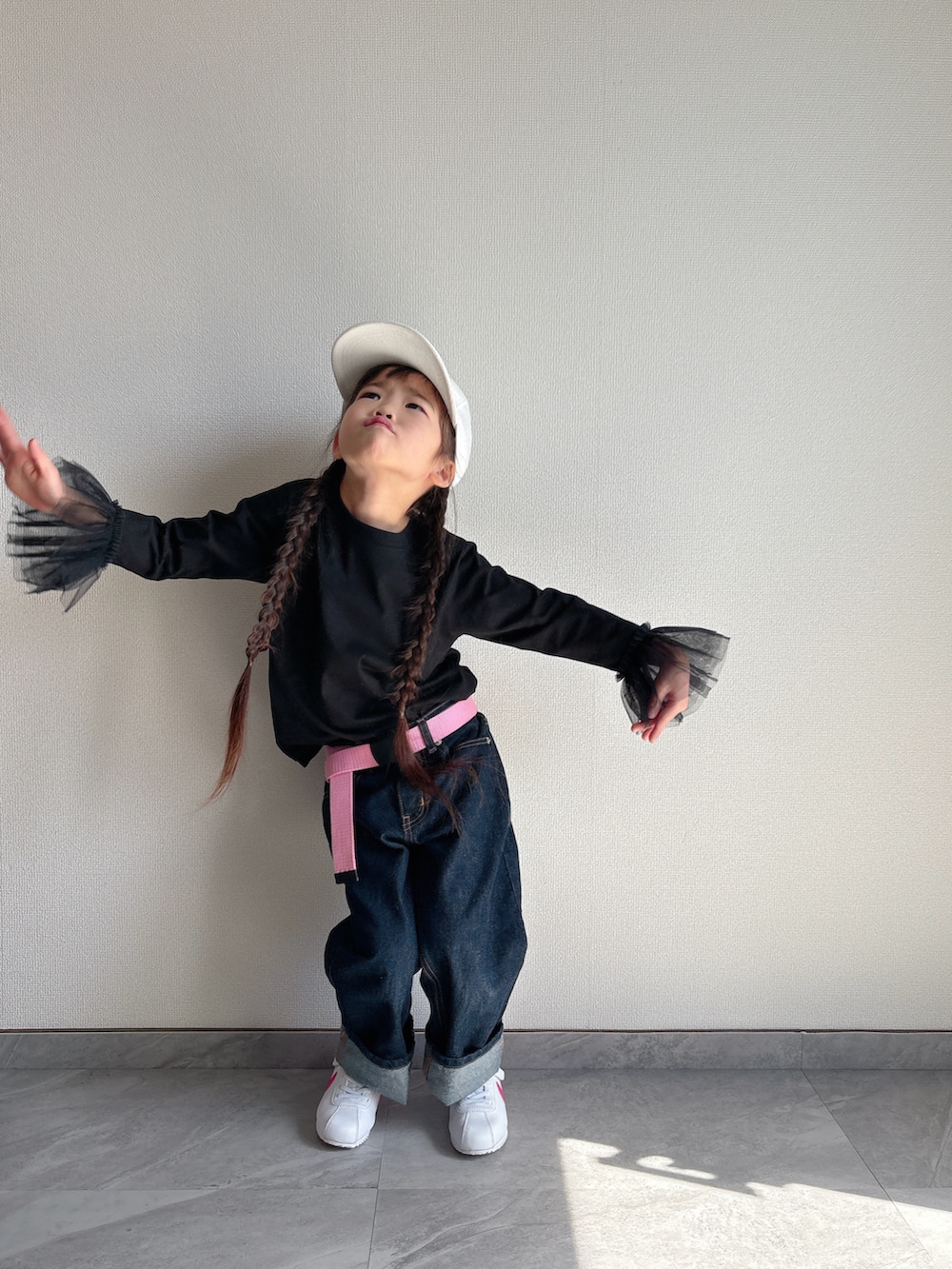 ブラック系のTシャツ/カットソー、ブルー系のデニムパンツ、ホワイト系のスニーカーを着用したキッズの春コーディネートの5枚目の写真