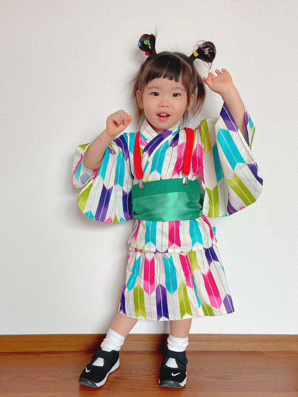 ブラック系のスニーカー、その他の浴衣、グリーン系の和装小物を着用したキッズの夏コーディネートの2枚目の写真