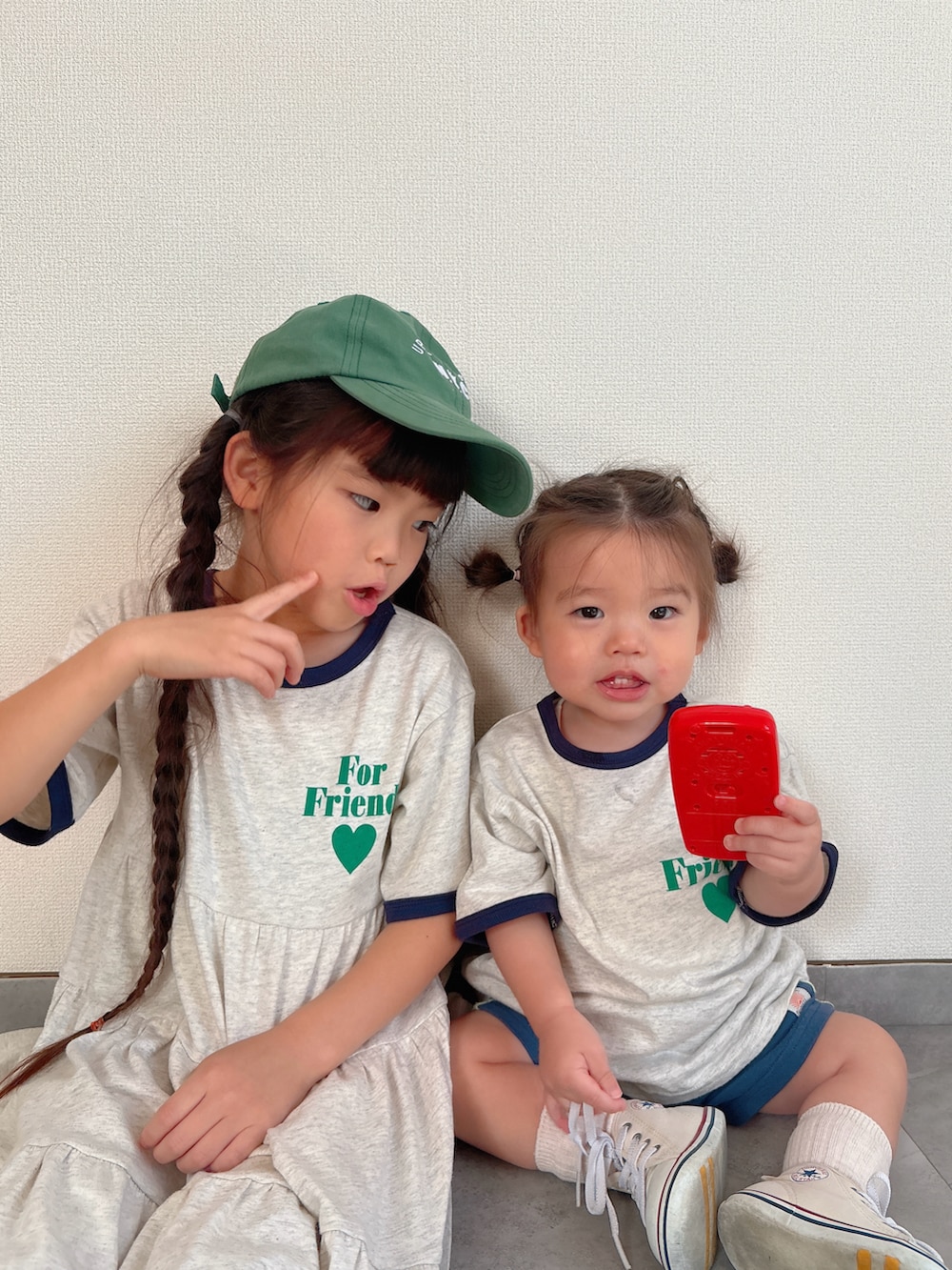ホワイト系のTシャツ/カットソー、ホワイト系のワンピースを着用したキッズの夏コーディネートの2枚目の写真