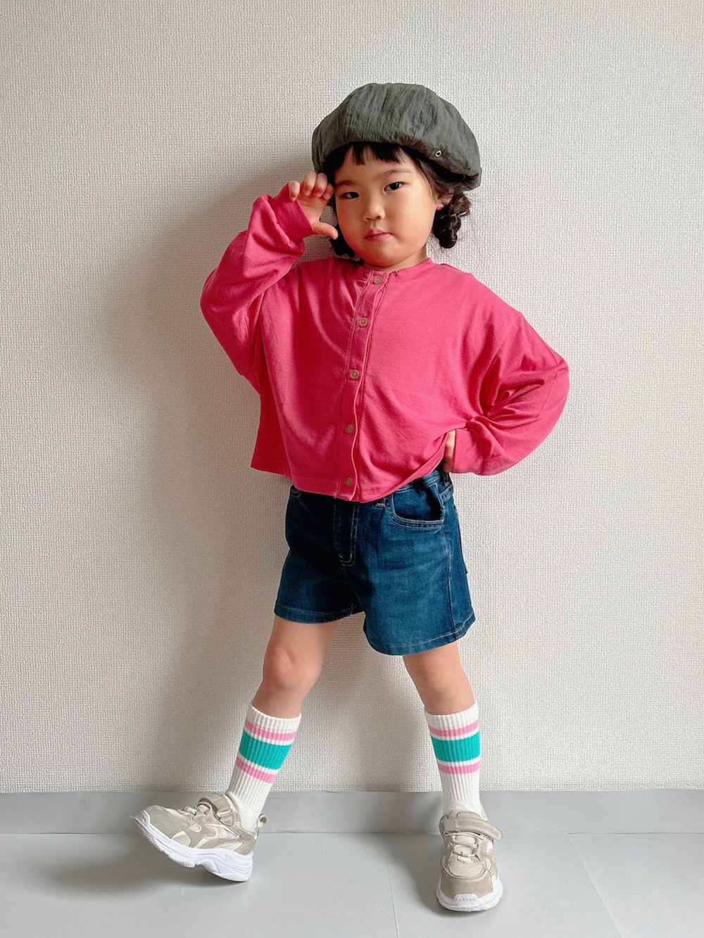 ピンク系のカーディガン/ボレロ、ブルー系のデニムパンツ、ベージュ系のスニーカーを着用したキッズの春コーディネートの2枚目の写真