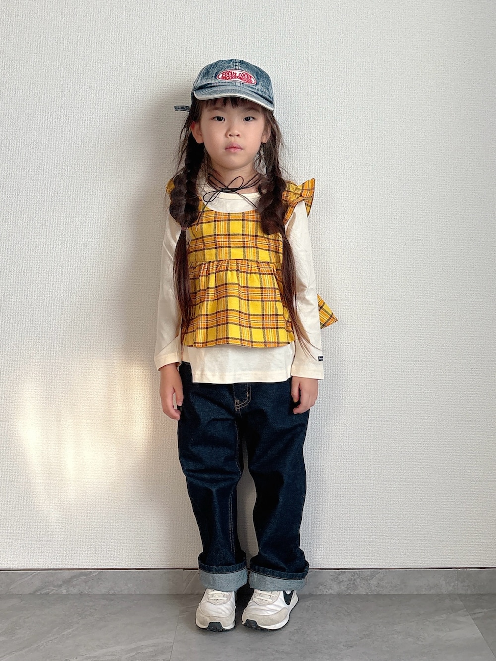 ブルー系のデニムパンツ、ホワイト系のTシャツ/カットソーを着用したキッズの秋コーディネートの3枚目の写真