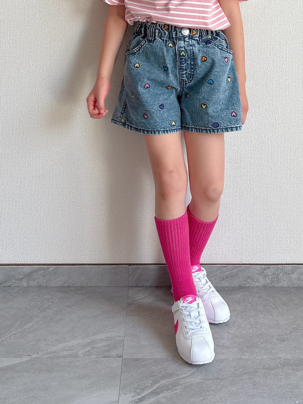 ピンク系のTシャツ/カットソー、ブルー系のデニムパンツ、ホワイト系のスニーカーを着用したキッズの春コーディネートの5枚目の写真