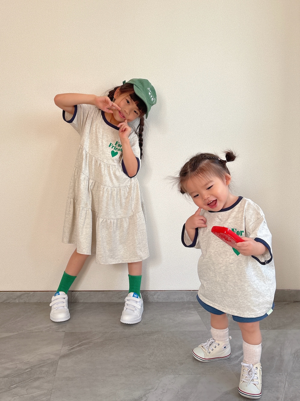 ホワイト系のTシャツ/カットソー、ホワイト系のワンピースを着用したキッズの夏コーディネートの4枚目の写真