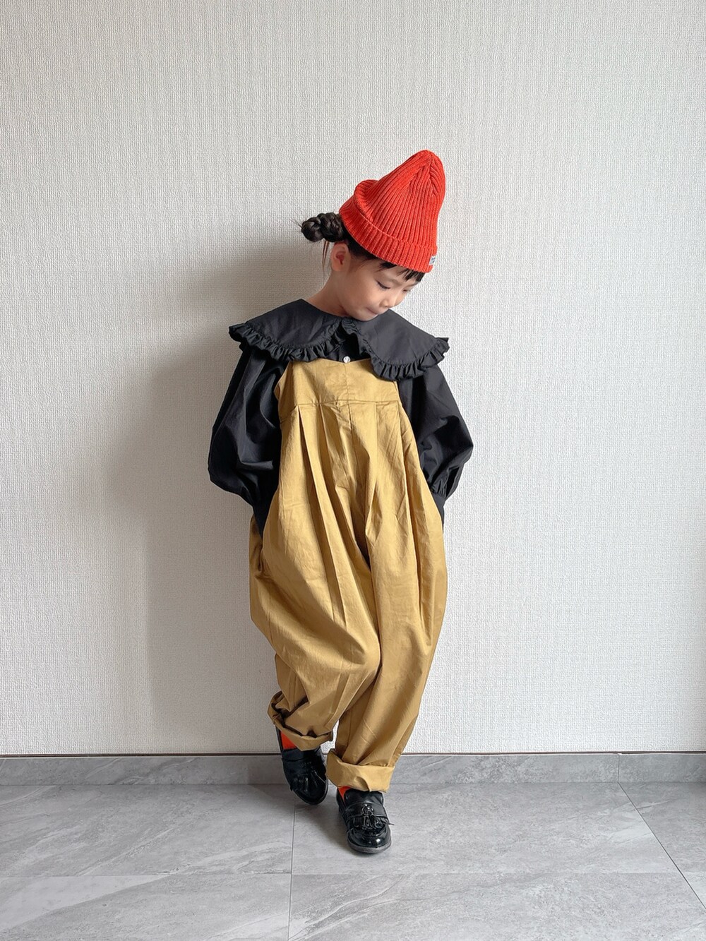 ブラック系のシャツ/ブラウス、ベージュ系のTシャツ/カットソーを着用したキッズの夏コーディネートの2枚目の写真