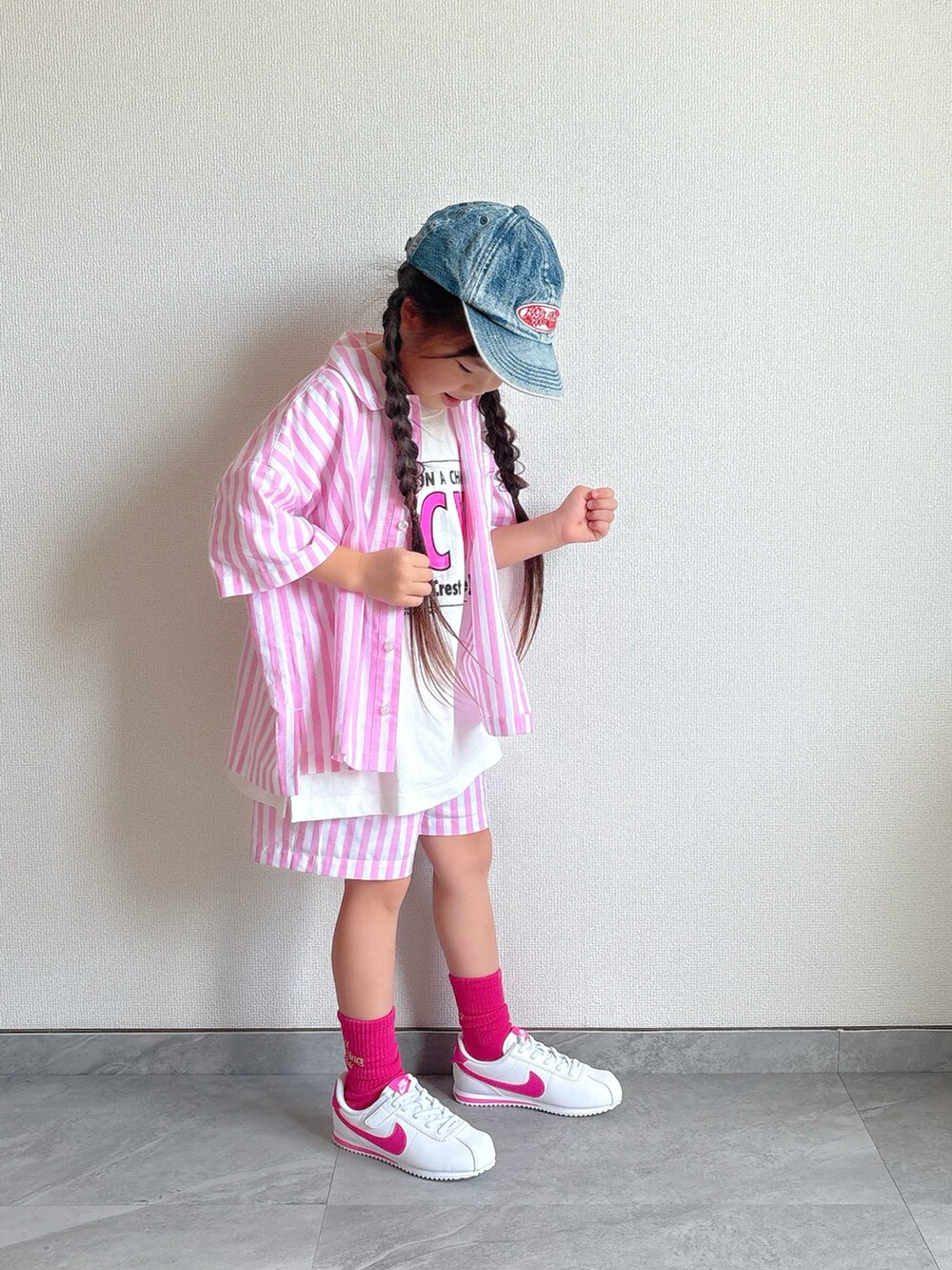 ピンク系のシャツ/ブラウス、ホワイト系のTシャツ/カットソー、ピンク系のその他パンツを着用したキッズの夏コーディネートの4枚目の写真