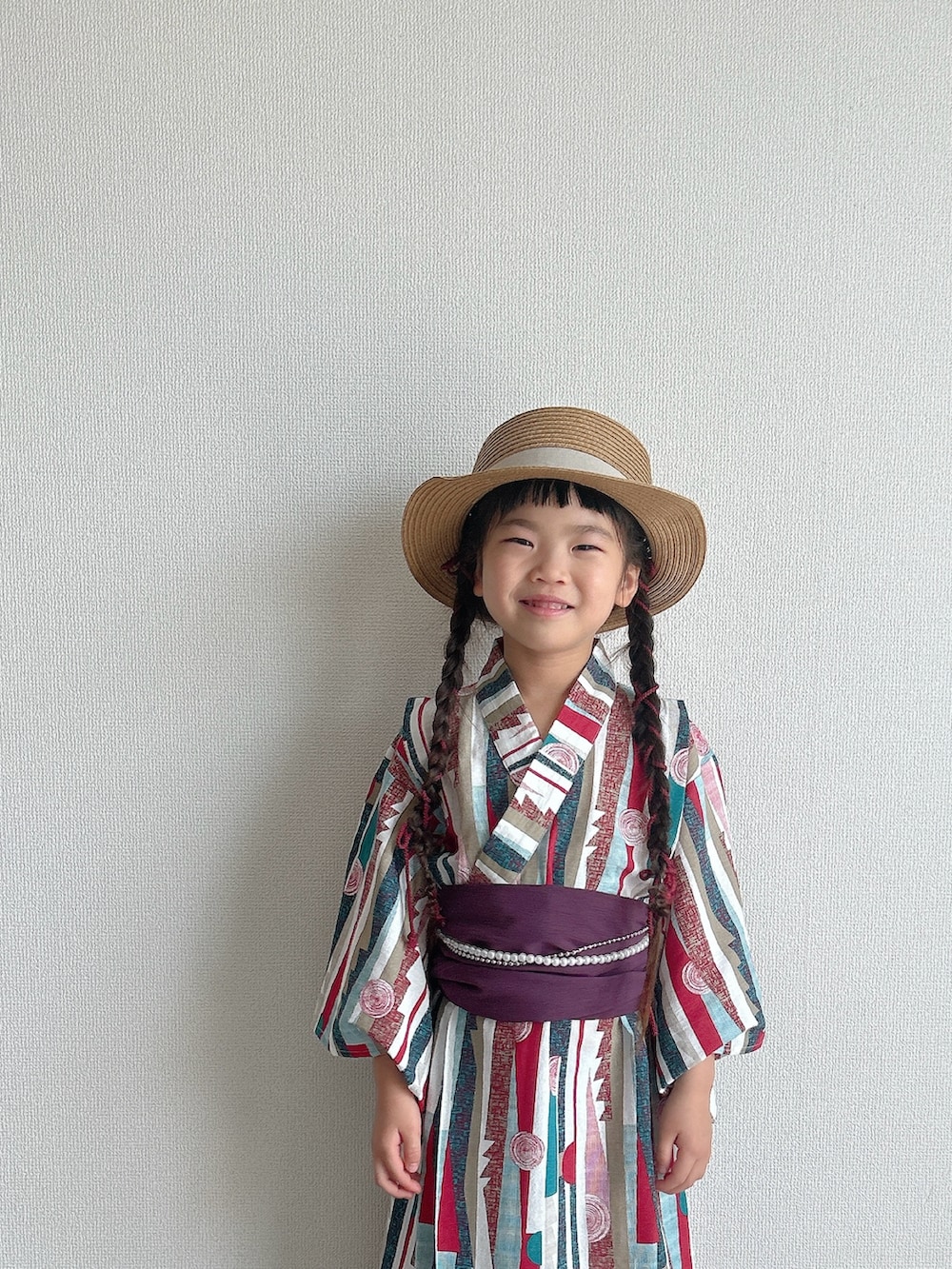 「やっぱり帽子が好き、麦わら帽子、夏コーデ、浴衣、サンダル、グルカサンダル、ワンピース、休日スタイル、お出かけコーデ」｜「MAKE YOUR DAYのモダン柄ワンピース浴衣（浴衣、レッド系）」を使った、ふうさん（キッズ・110cm）の春コーディネートの3枚目の写真