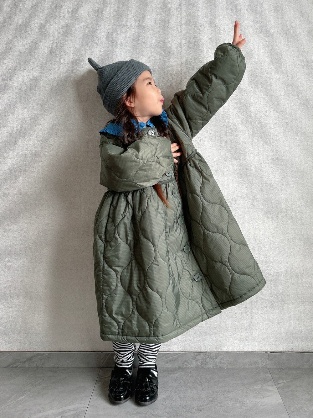 ブルー系のシャツ/ブラウス、グリーン系のミリタリージャケット、ブラック系のローファーを着用したキッズの秋コーディネートの5枚目の写真