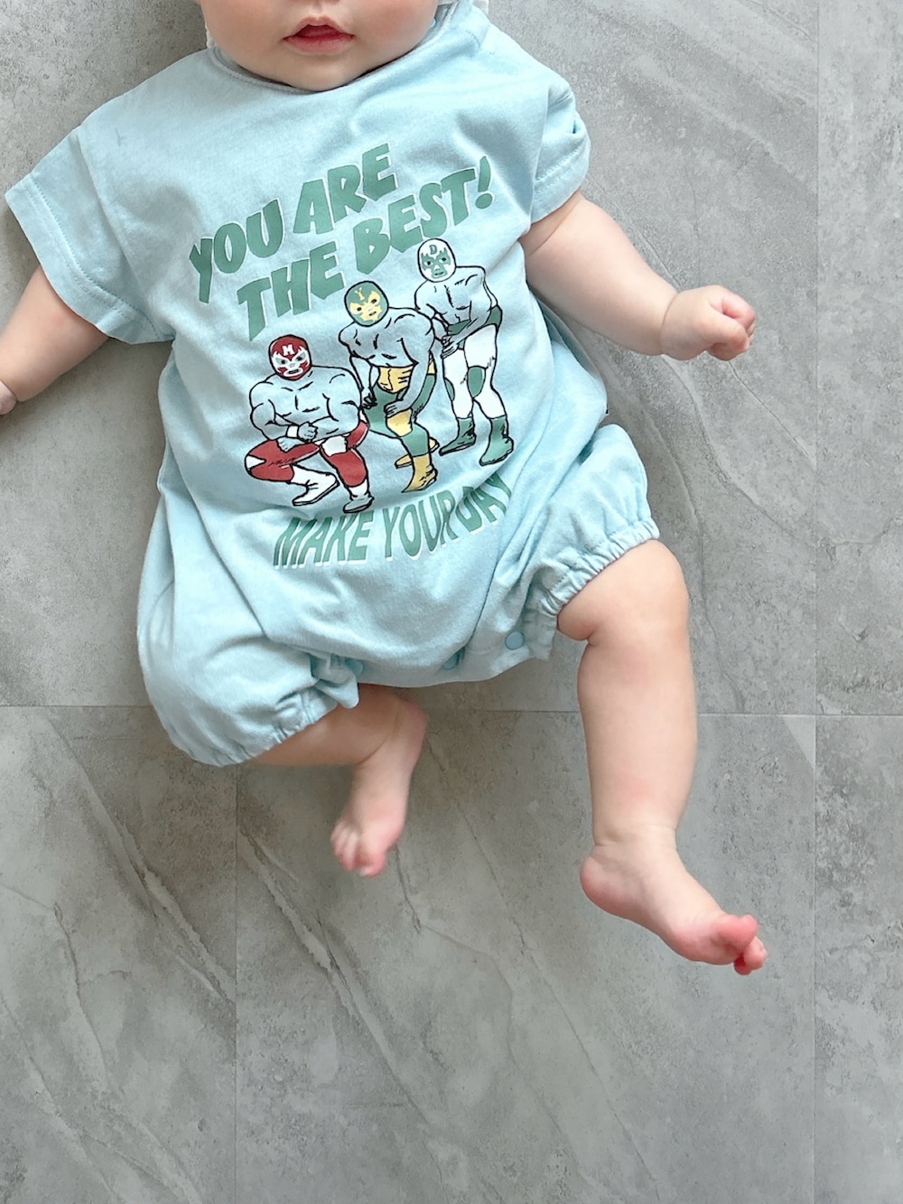 ブルー系のロンパース、ブルー系のその他ベビー用品を着用したキッズの春コーディネートの2枚目の写真