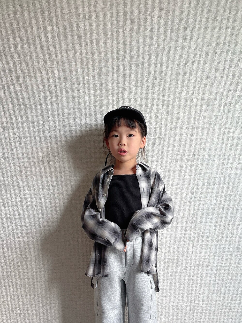 ブラック系のシャツ/ブラウス、グレー系のスウェットパンツ、ブラック系のスニーカーを着用したキッズの秋コーディネートの3枚目の写真