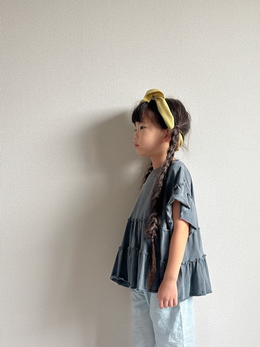 グレー系のTシャツ/カットソー、ブルー系のその他パンツを着用したキッズの夏コーディネートの2枚目の写真