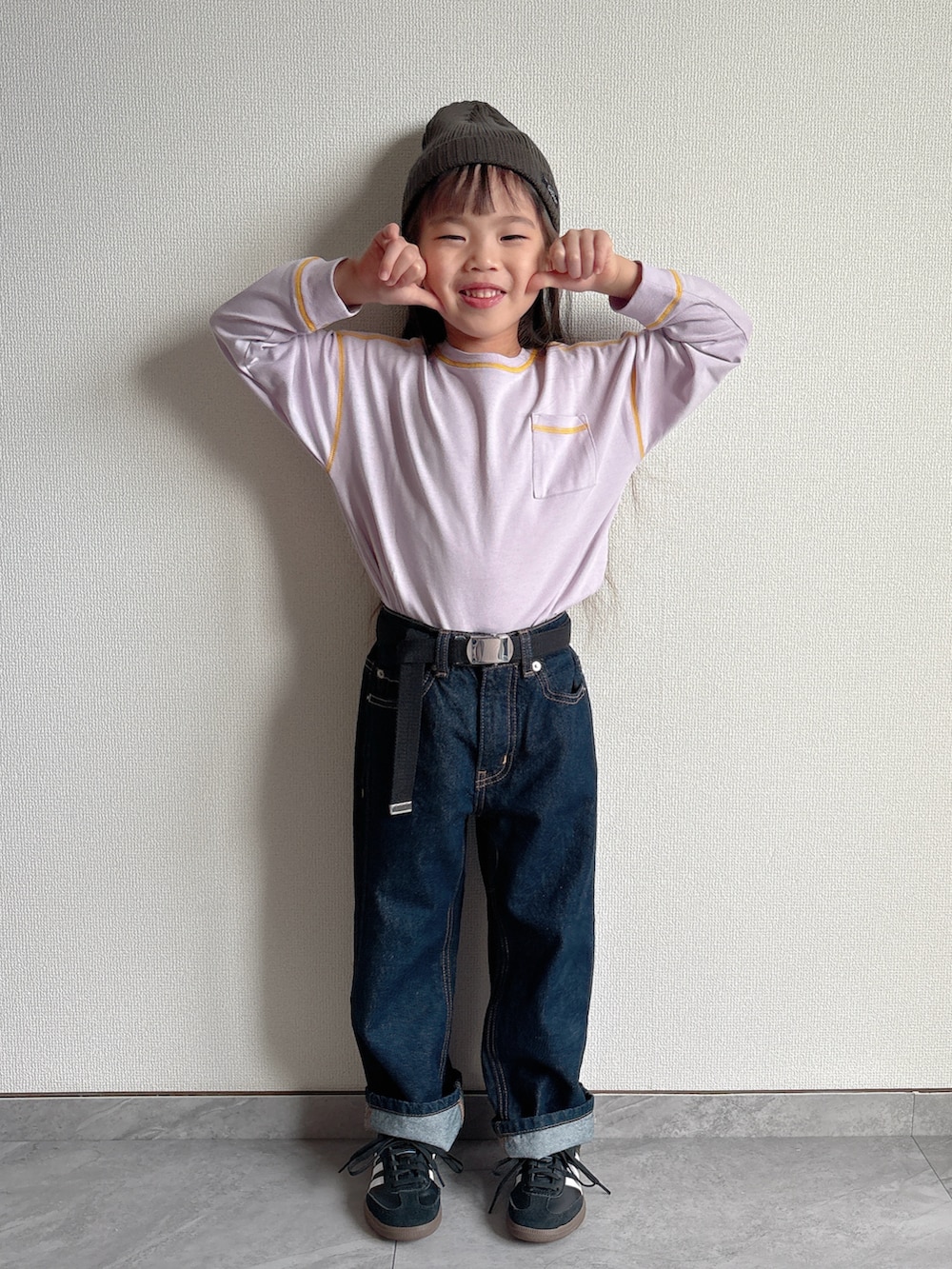 パープル系のTシャツ/カットソー、ブルー系のデニムパンツ、ブラック系のスニーカーを着用したキッズの秋コーディネートの3枚目の写真