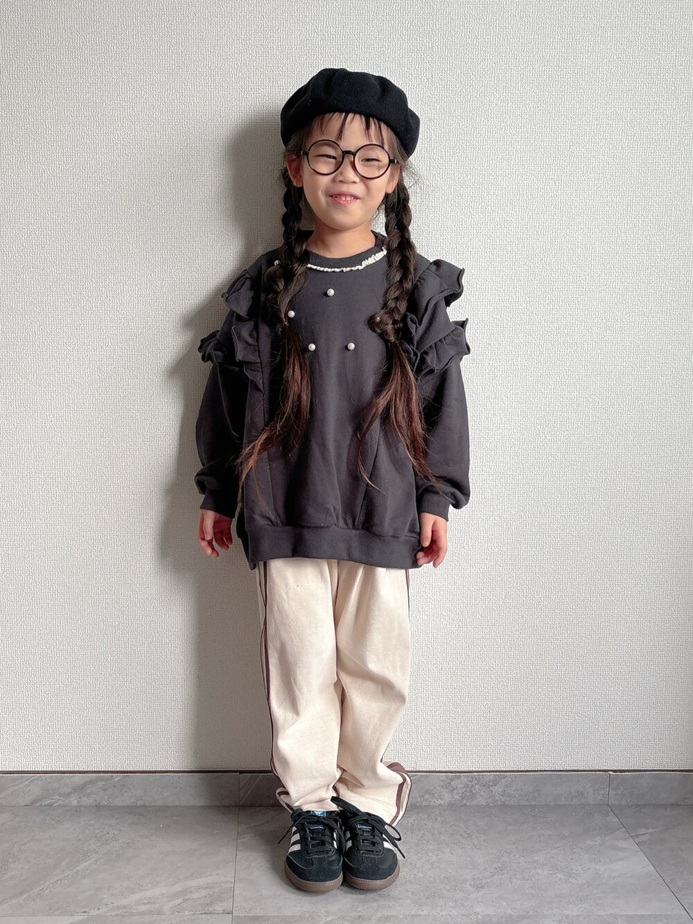 ブラック系のスニーカー、グレー系のスウェット、ベージュ系のその他パンツを着用したキッズの秋コーディネートの2枚目の写真