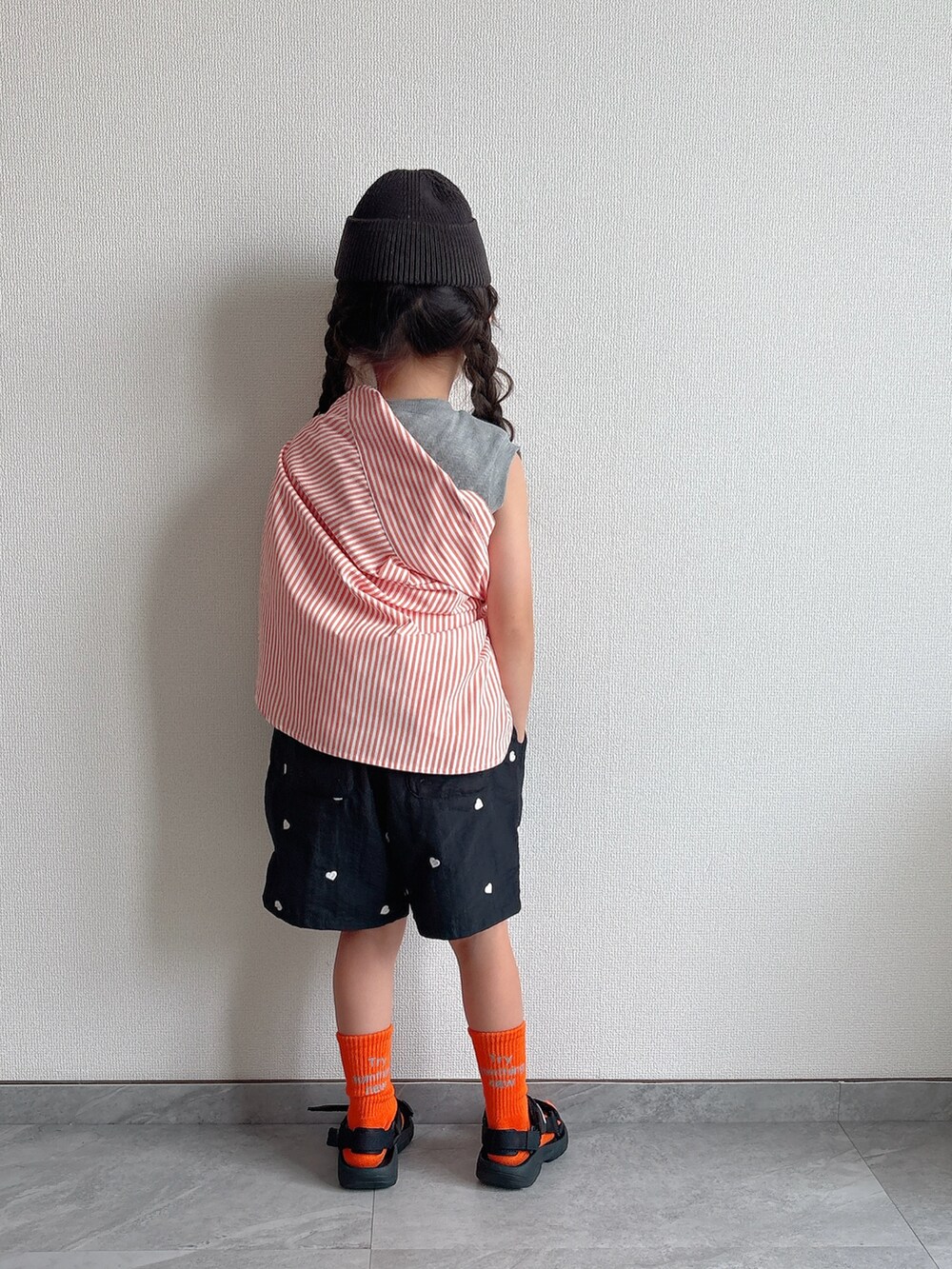 ブラック系のその他パンツ、オレンジ系のシャツ/ブラウス、ブラック系のサンダルを着用したキッズの夏コーディネートの5枚目の写真