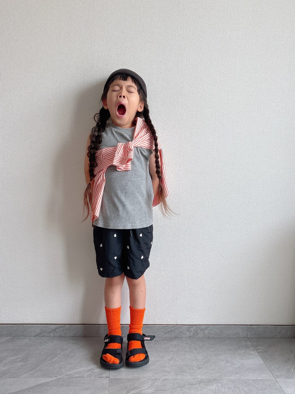 ブラック系のその他パンツ、オレンジ系のシャツ/ブラウス、ブラック系のサンダルを着用したキッズの夏コーディネートの2枚目の写真
