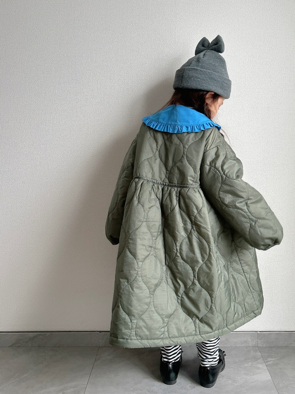 ブルー系のシャツ/ブラウス、グリーン系のミリタリージャケット、ブラック系のローファーを着用したキッズの秋コーディネートの2枚目の写真