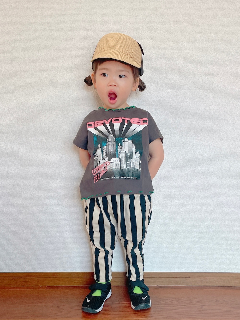 グレー系のタンクトップ、その他のパンツ、ブラック系のスニーカーを着用したキッズの春コーディネートの2枚目の写真