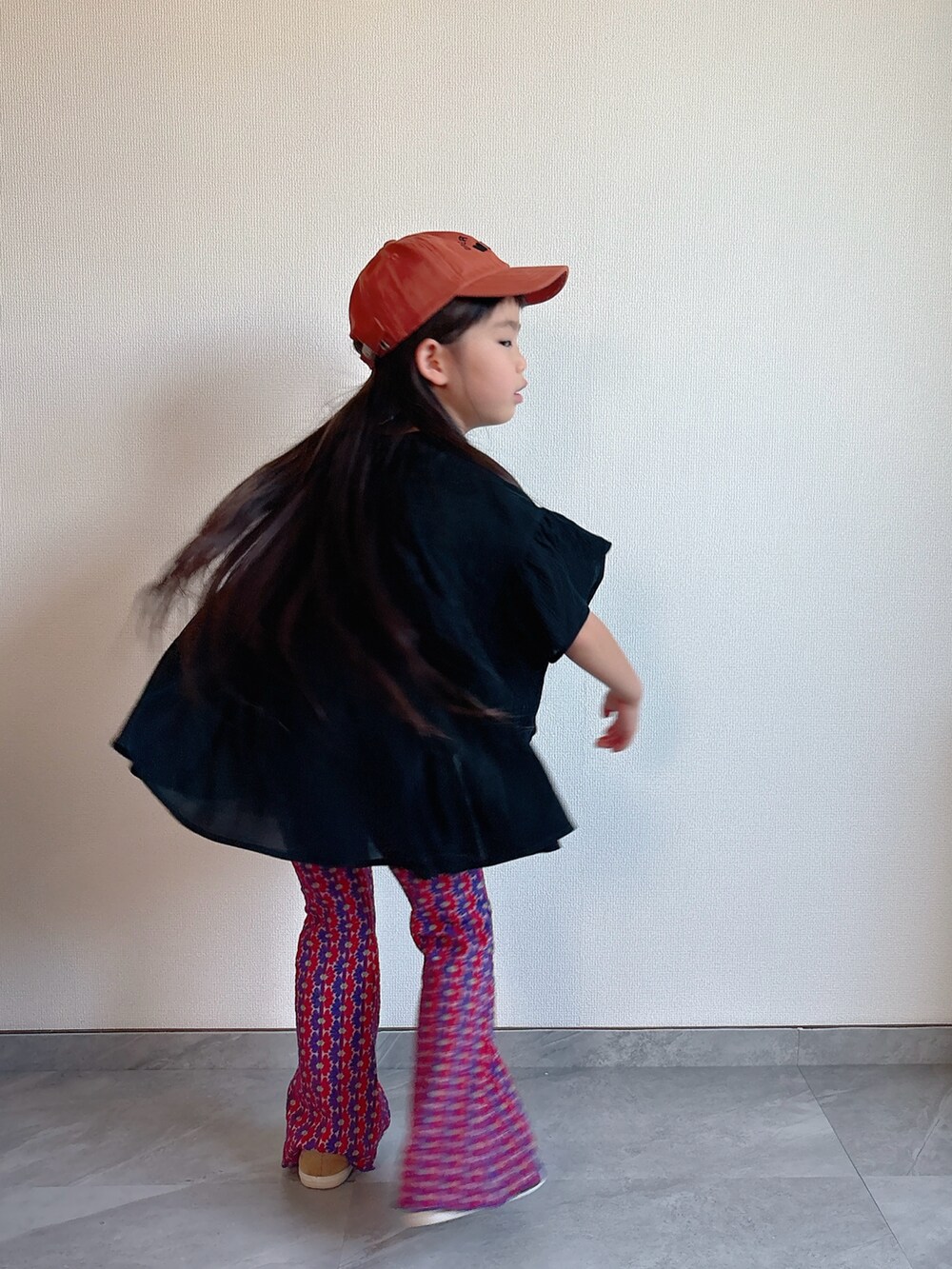 ブラック系のシャツ/ブラウス、レッド系のその他パンツを着用したキッズの夏コーディネートの4枚目の写真