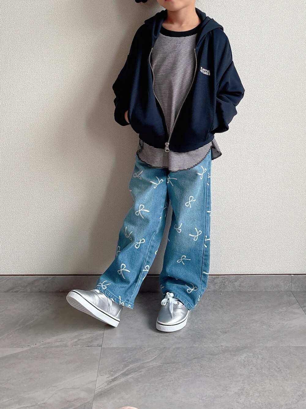 ブルー系のその他パンツ、ブルー系のパーカー、ブラック系のTシャツ/カットソーを着用したキッズの秋コーディネートの3枚目の写真