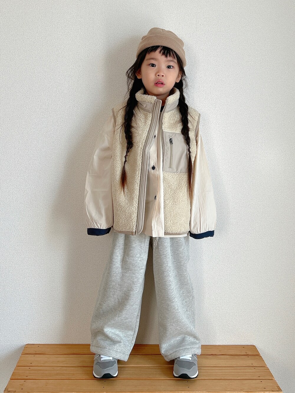 ホワイト系のジャケット/アウター、ベージュ系のシャツ/ブラウス、グレー系のスウェットパンツを着用したキッズの秋コーディネートの3枚目の写真