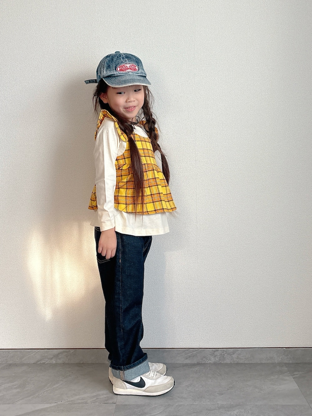 ブルー系のデニムパンツ、ホワイト系のTシャツ/カットソーを着用したキッズの秋コーディネートの4枚目の写真