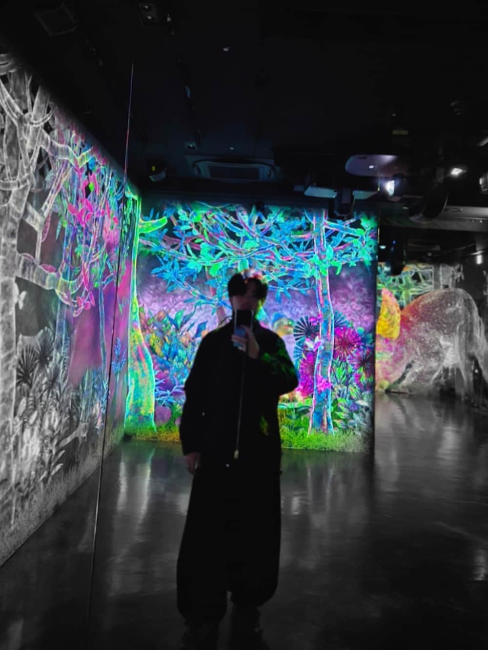 ブラック系のブルゾン、ブラック系のスラックス、グレー系のスニーカーを着用したメンズの秋コーディネートの2枚目の写真