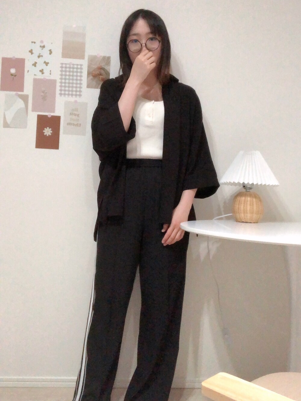 ブラック系のシャツ/ブラウス、ブラック系のパンツを着用したレディースの春コーディネートの2枚目の写真