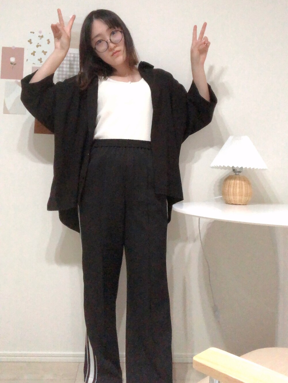 ブラック系のシャツ/ブラウス、ブラック系のパンツを着用したレディースの春コーディネートの3枚目の写真