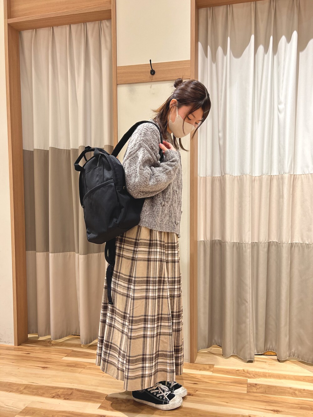 「カジュアルガーリー、冬コーデ、ニット、チェックスカート、スニーカーコーデ、リュック、サマンサ モスモス(Samansa Mos2)、Samansa Mos2、サマンサモスモスブルー、Samansa Mos2 blue」｜「Samansa Mos2のエコバッグ付リュック（バックパック/リュック、ブラック系）」を使った、ナツミさん（レディース・157cm）の冬コーディネートの2枚目の写真