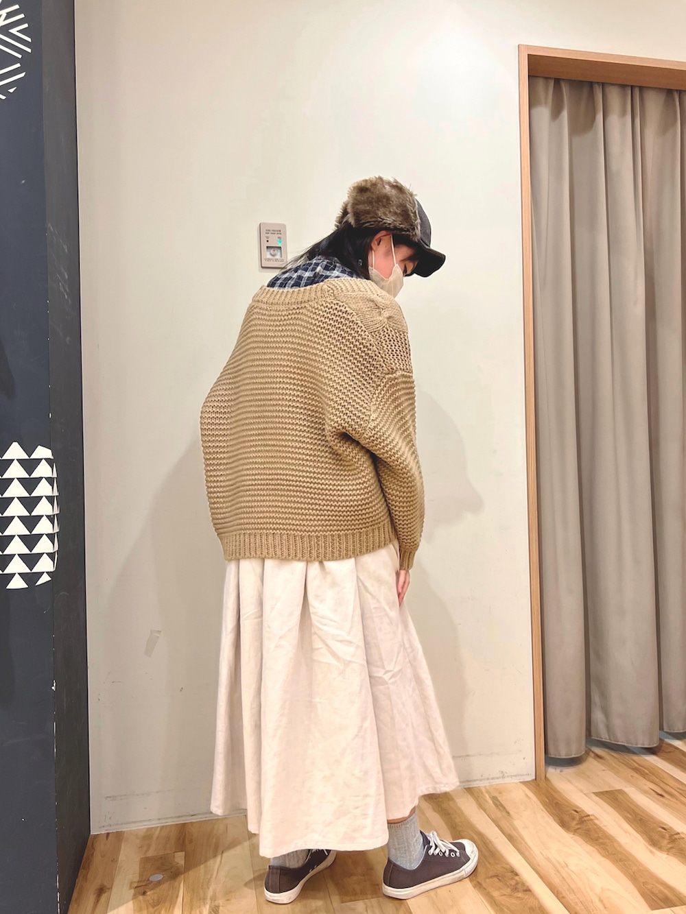「カーディガン、スカート、ナチュラル、シンプルコーデ、サマンサ モスモス(Samansa Mos2)、Samansa Mos2、秋コーデ」｜「無印良品のアイテム（スニーカー、ブラック系）」を使った、ナツミさん（レディース・157cm）の秋コーディネートの2枚目の写真