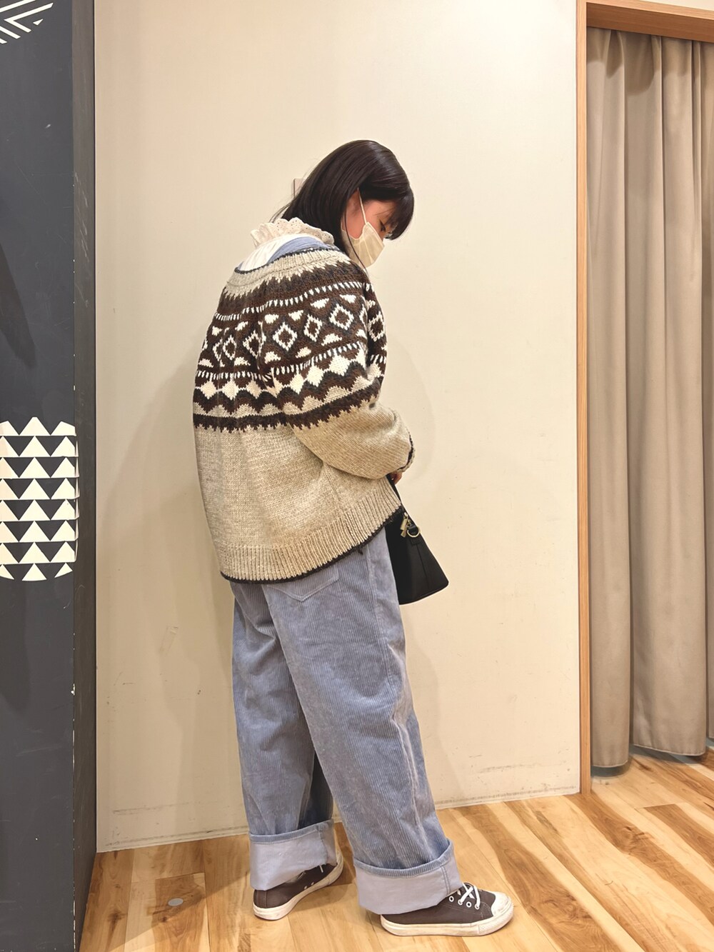 「サロペット、カーディガン、ジャガード、秋冬コーデ、カジュアルコーデ、サマンサ モスモス(Samansa Mos2)、Samansa Mos2」｜「Samansa Mos2のジャカードカーディガン（カーディガン/ボレロ、ベージュ系）」を使った、ナツミさん（レディース・157cm）の秋コーディネートの2枚目の写真