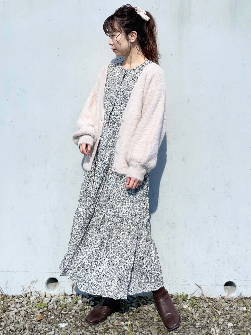 ピンク系のカーディガン/ボレロ、ホワイト系のワンピース、ブラウン系のブーツを着用したレディースの秋コーディネートの2枚目の写真