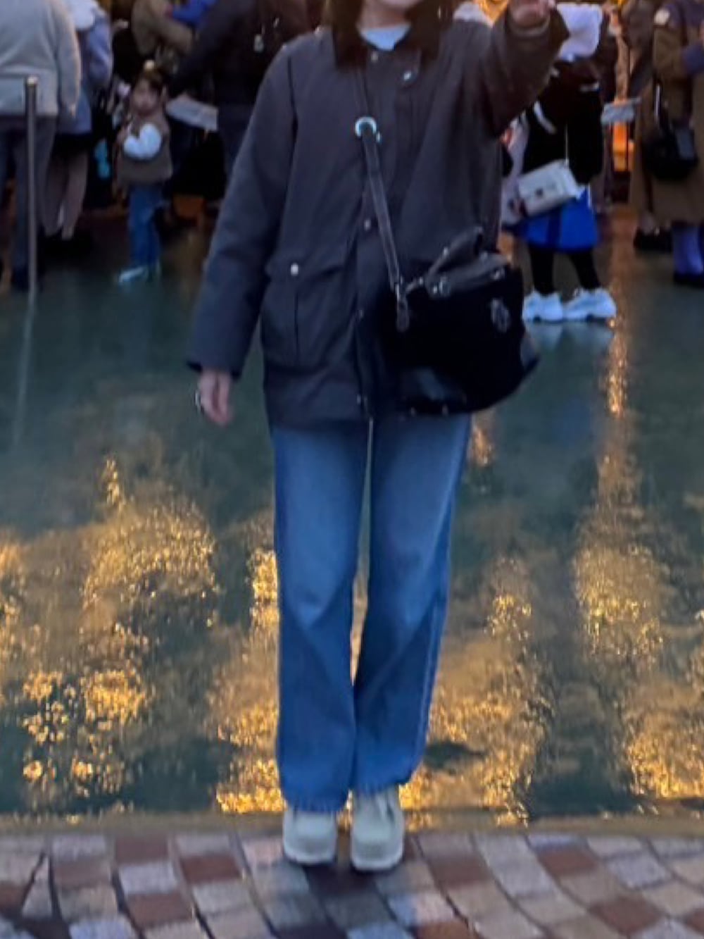 グレー系のブルゾン、ベージュ系のブーツを着用したレディースの冬コーディネートの2枚目の写真