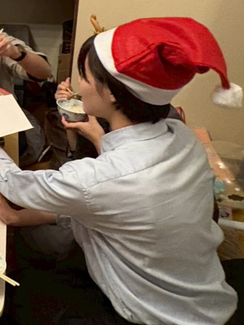 ブラック系のテーラードジャケット、ブラック系のスニーカーを着用したレディースの冬コーディネートの2枚目の写真