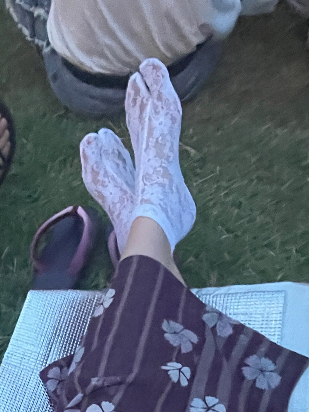 パープル系の浴衣を着用したレディースの秋コーディネートの2枚目の写真