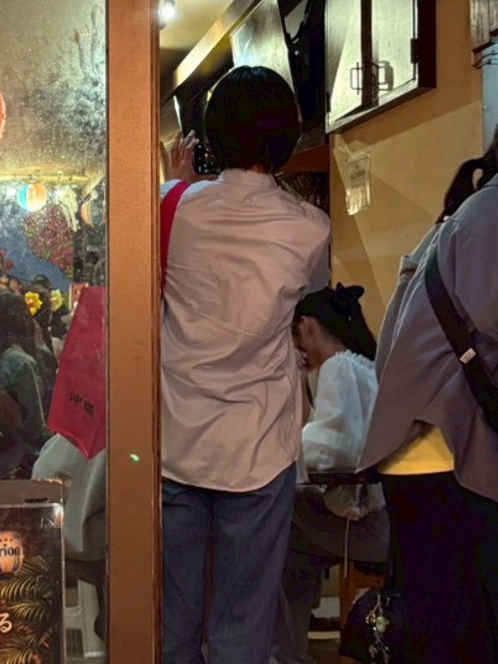 ピンク系のTシャツ/カットソーを着用したレディースの春コーディネートの2枚目の写真