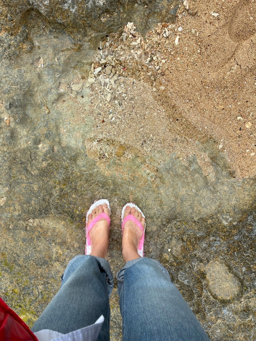 ピンク系のTシャツ/カットソーを着用したレディースの春コーディネートの4枚目の写真