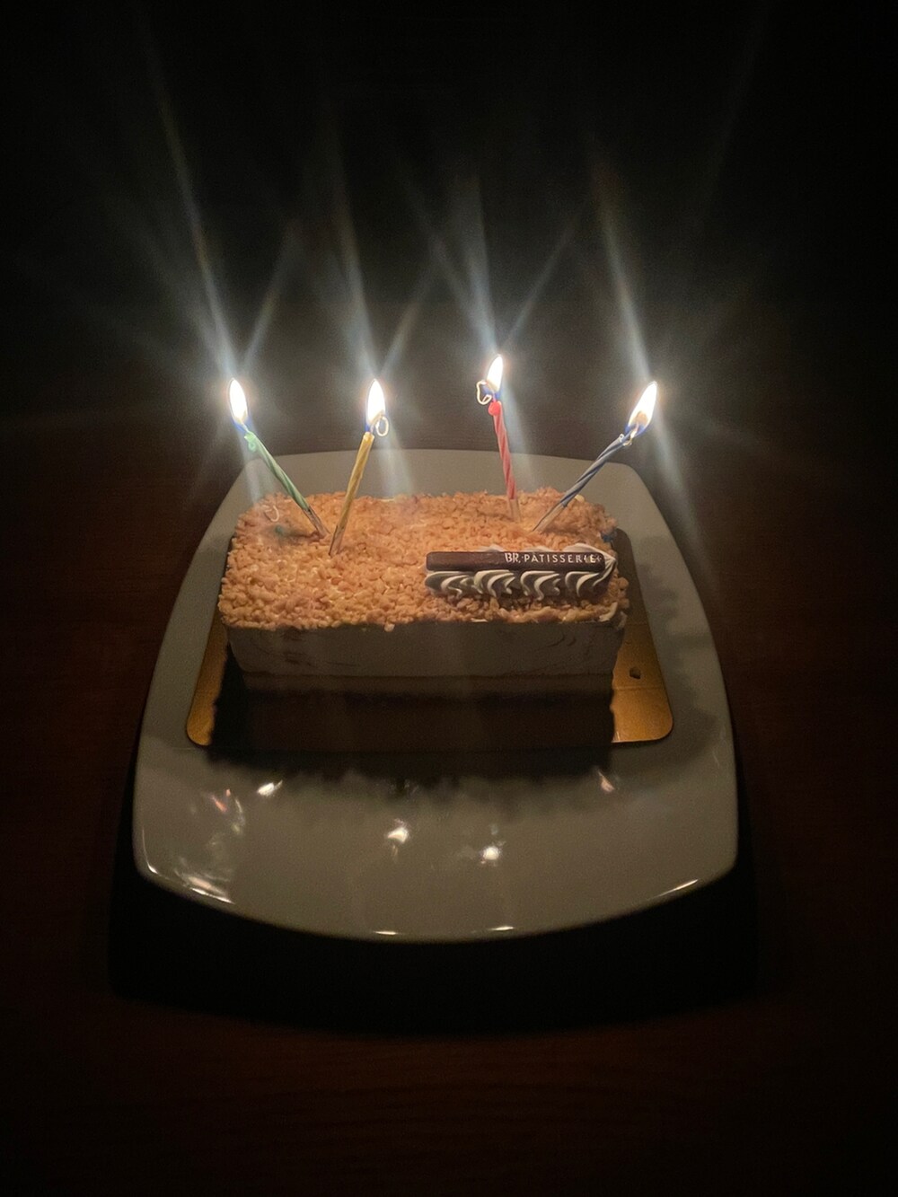 ブルー系のスニーカー、ブラウン系のジャケット/アウターを着用したレディースの春コーディネートの5枚目の写真