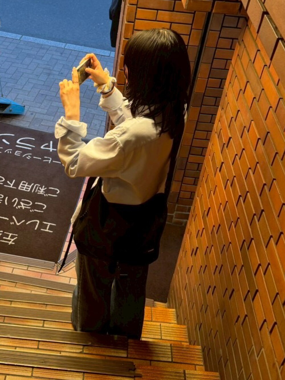 ブルー系のスニーカーを着用したレディースの秋コーディネートの2枚目の写真