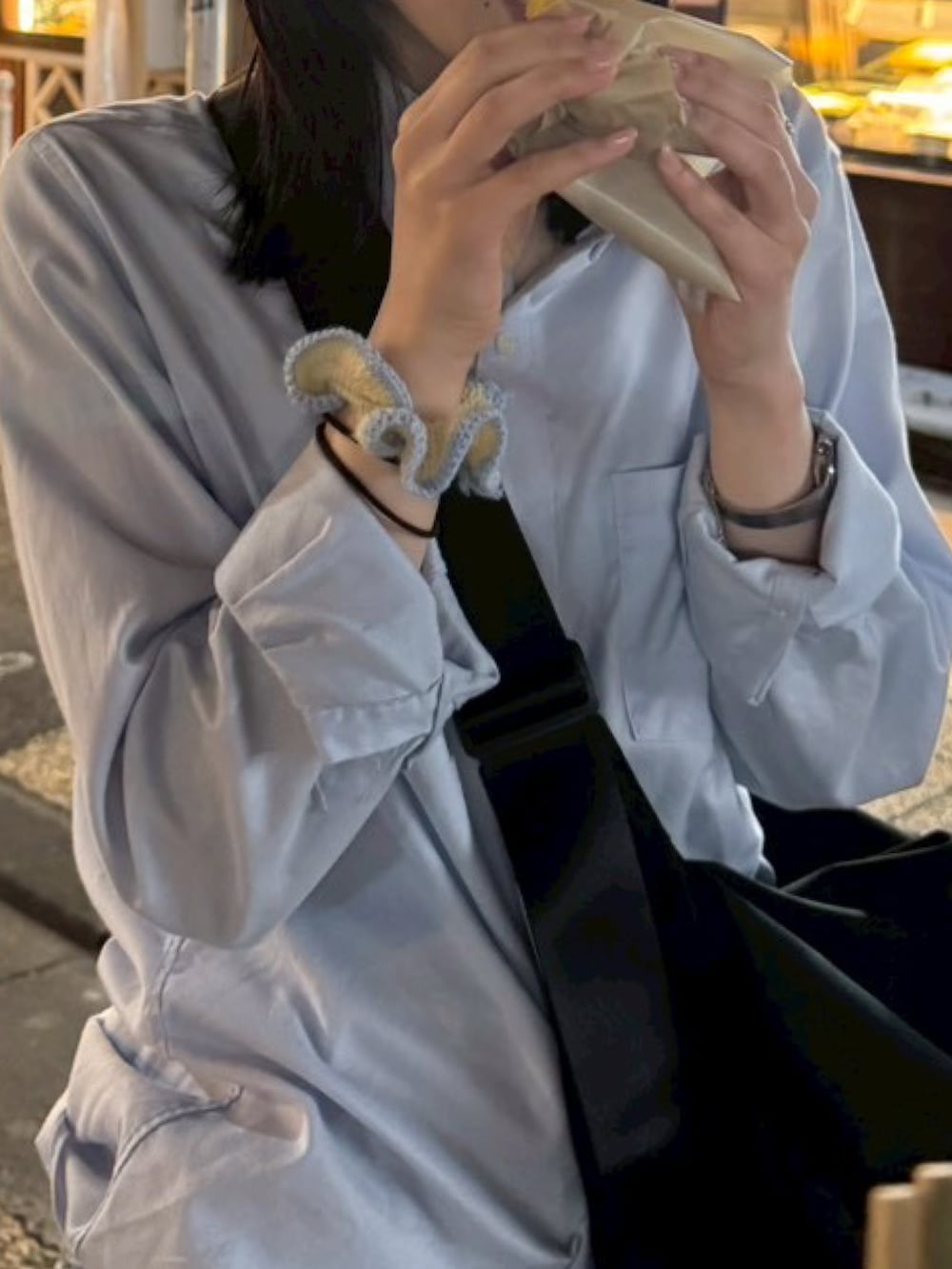 ブルー系のスニーカーを着用したレディースの秋コーディネートの3枚目の写真